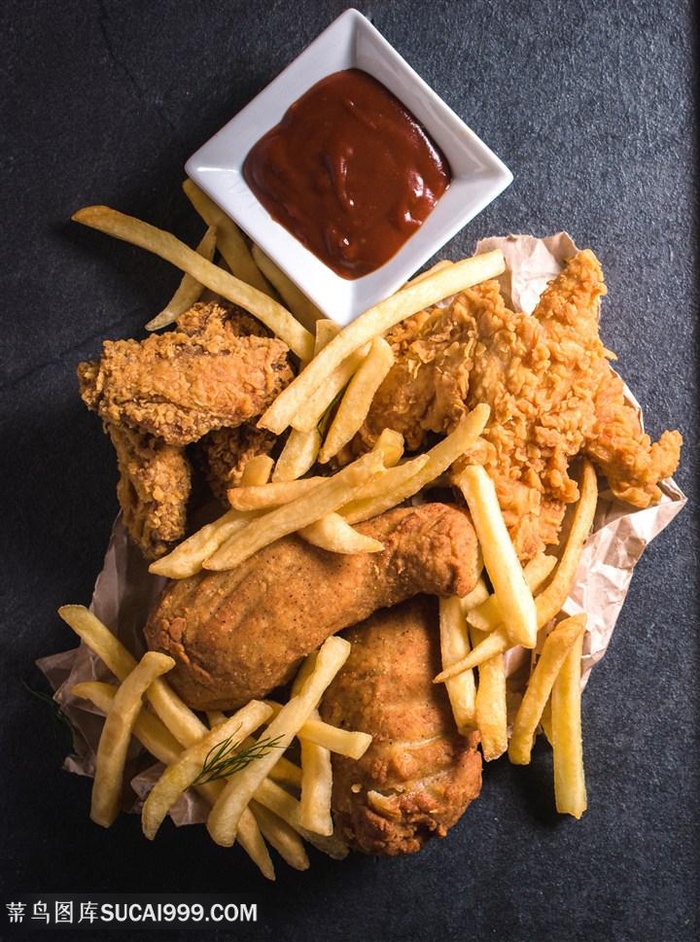 炸鸡和薯条番茄酱