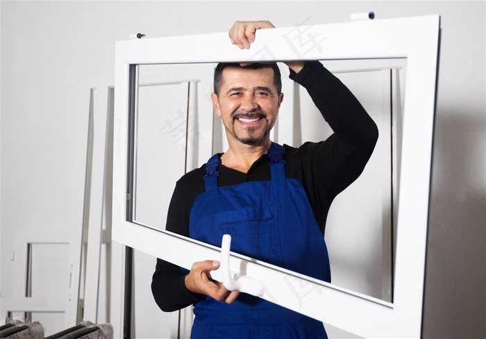 微笑的玻璃安装工