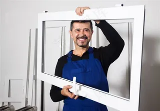 微笑的玻璃安装工