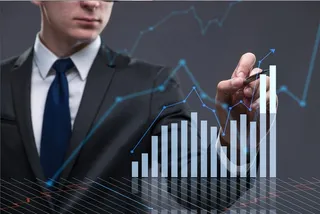 正在描绘曲线图的商务人士高清图片