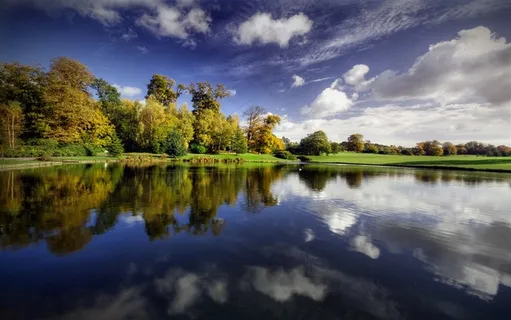 蓝天下湖泊倒影摄影图片 蓝天下湖泊倒影摄影图片