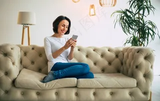 视频通话的家居美女图片