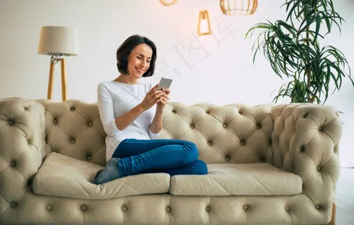 视频通话的家居美女图片 视频通话的家居美女图片