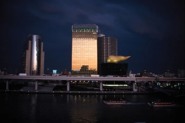 夜空下江面上的桥梁建筑