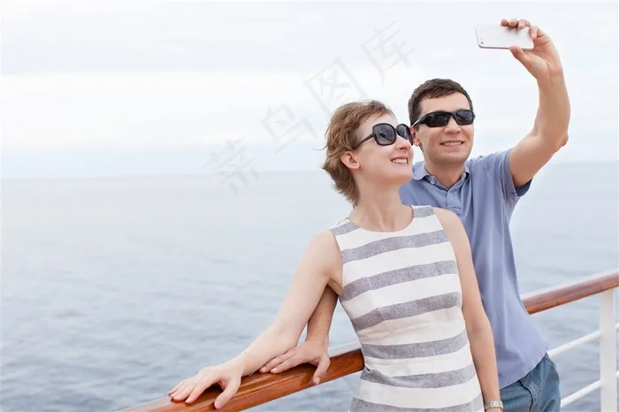 在海边拍照的夫妻
