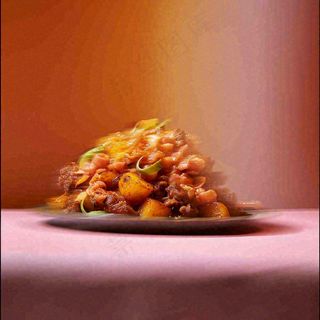 美食寿司水果烤肉拼盘蔬菜，朦胧摄影质感摄影图