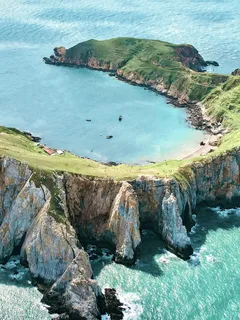 大海里的火山口港湾