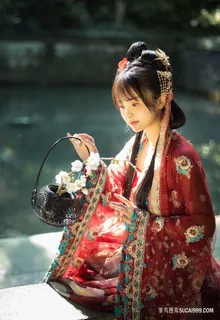 喜庆花式服饰古装古风写真清纯女孩图片