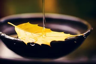 秋叶滴水温馨意境背景