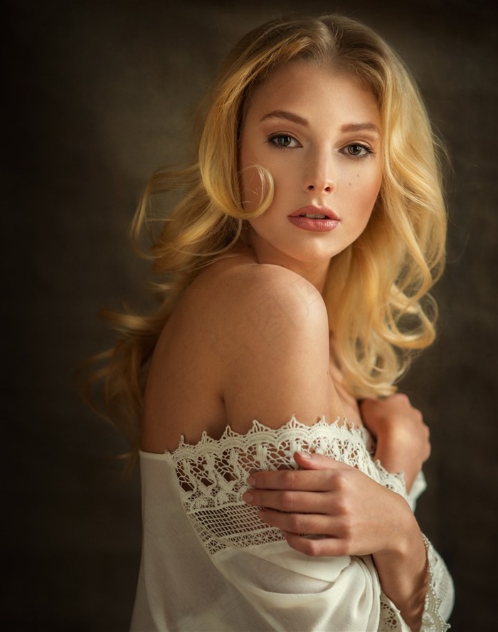 露香肩的欧美美女肖像艺术写真图片