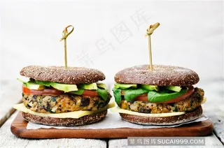 砧板上的两个汉堡高清摄影图片