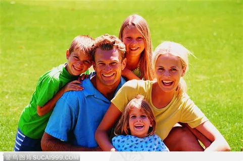 草地上的一家人
