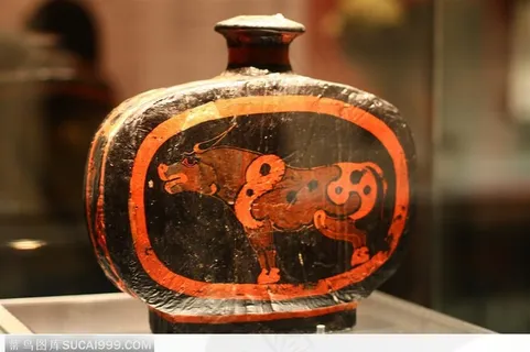 彩绘牛马鸟纹漆扁壶(秦)