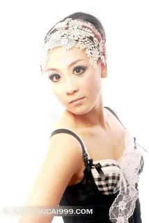 带着花饰侧身的美女高清摄影图片