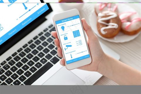 手上拿着一个手机