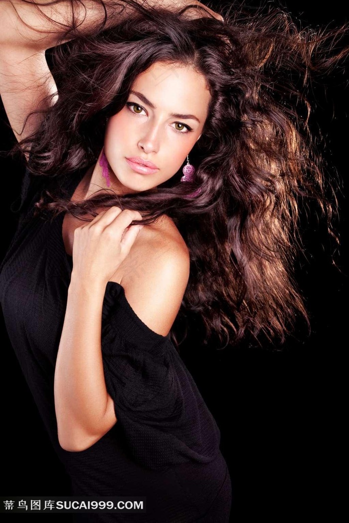 蓬松卷发美女图片