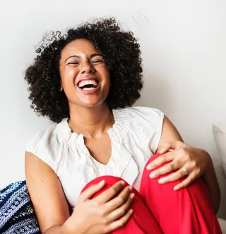 开怀大笑女人图片