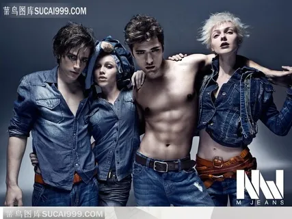 美特斯邦威的漂亮男女模特图片素材-4个时尚男和女摆酷