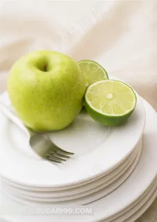 苹果、柠檬、盘子和叉子