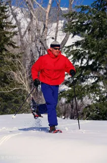 穿着红衣服滑雪的男人