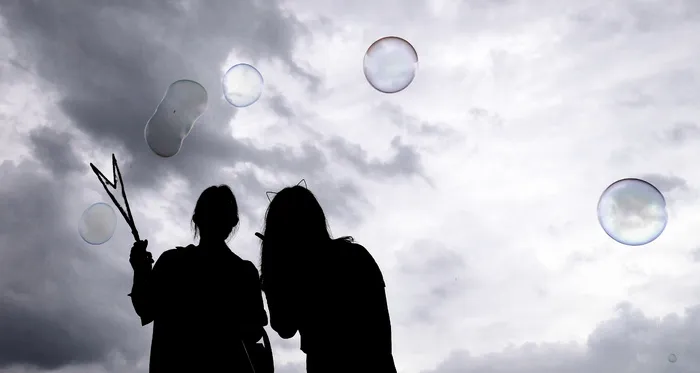 大人的儿童节彩色泡泡剪影