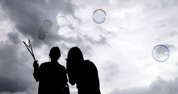 大人的儿童节彩色泡泡剪影