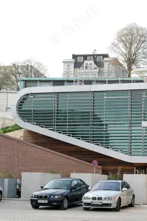 停在楼下的汽车图片