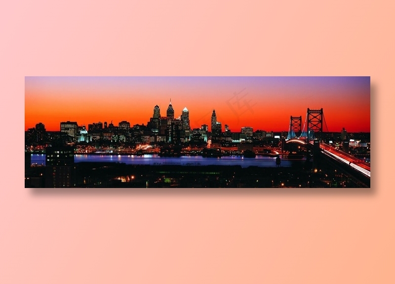 红色天空下的城市夜景