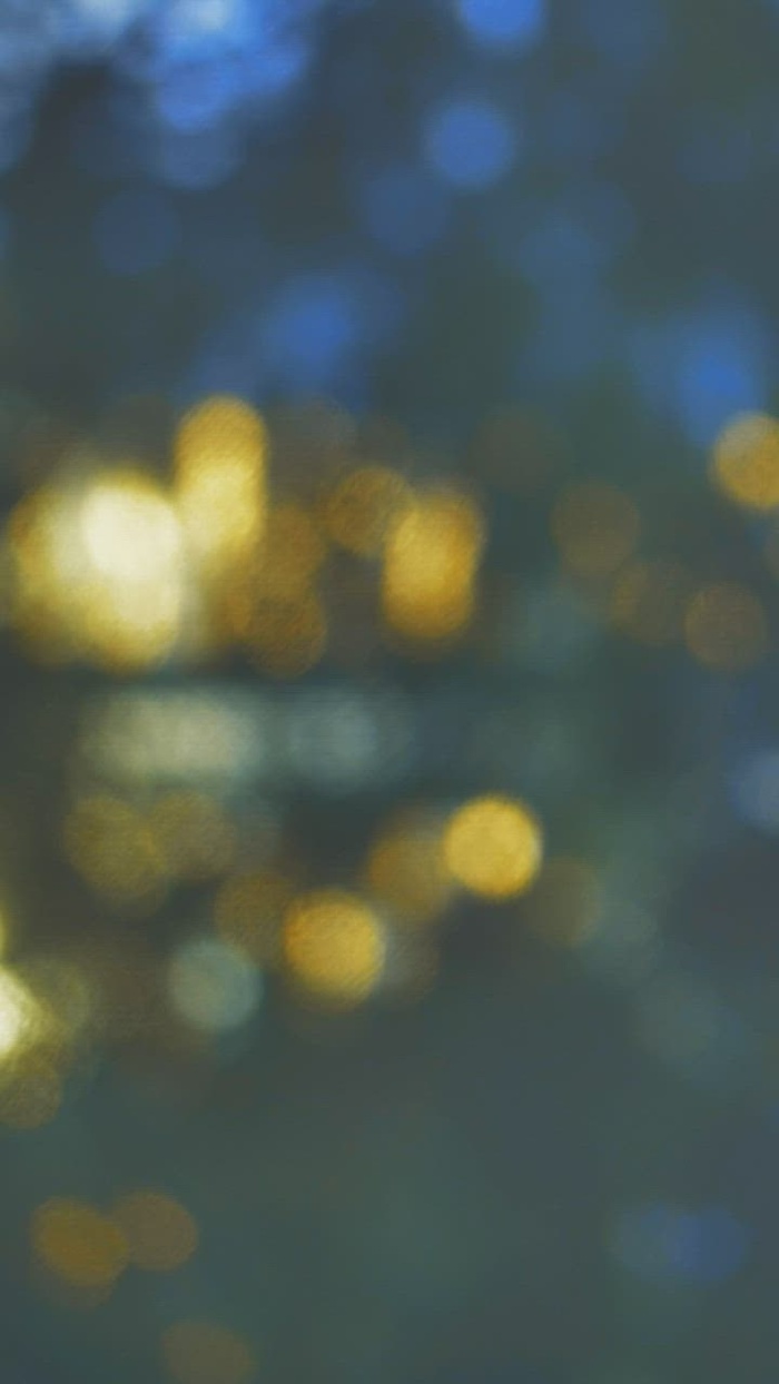 许多小灯在夜间失焦