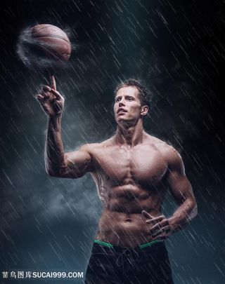 打篮球的肌肉男