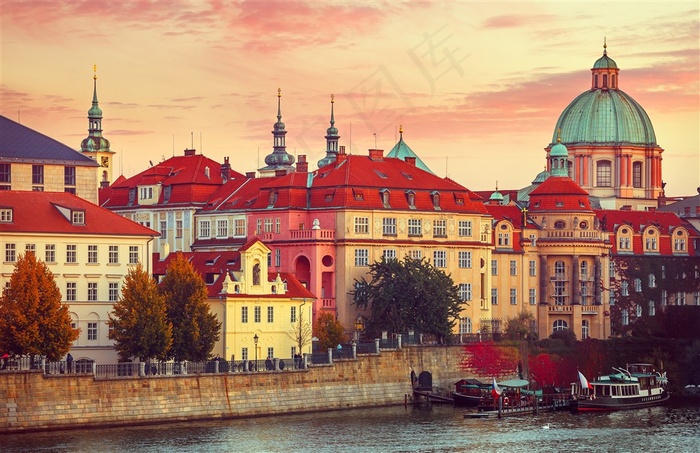 湖畔红楼高清风景画