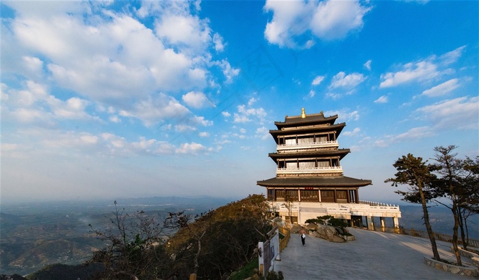 临沂城市的后花园，蒙山上空的蓝天白云