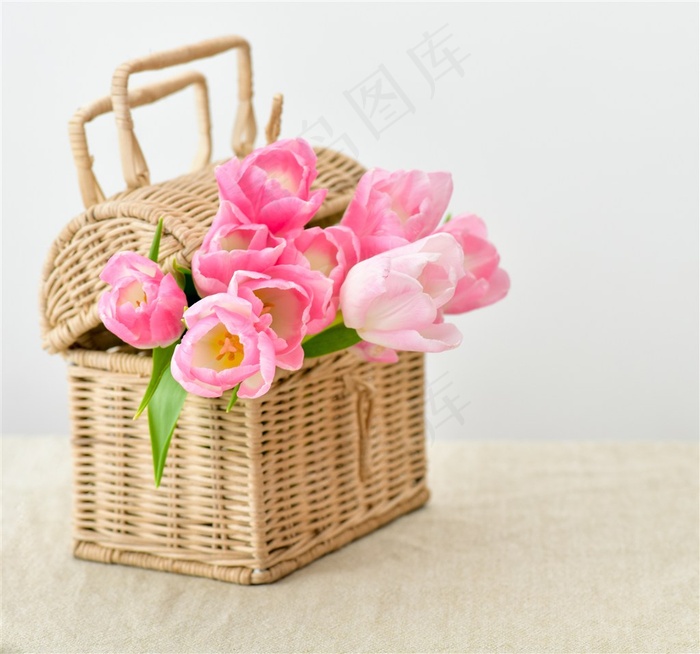 篮子里的粉色花朵