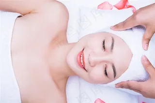 做头部按摩的美女