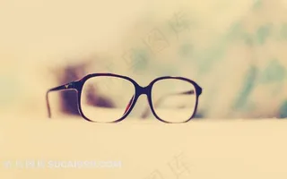 梦幻背景下的眼镜