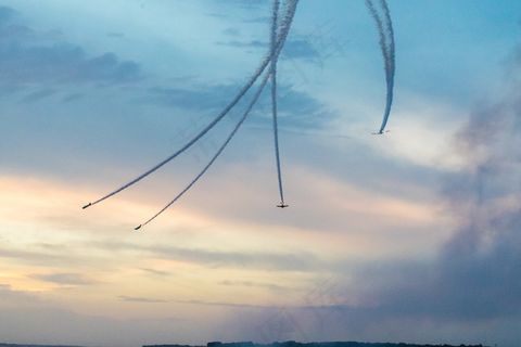 天空飞机轨道图片