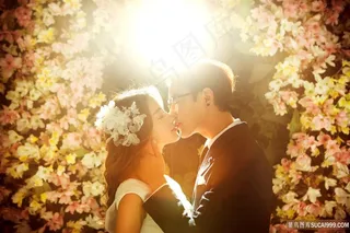 深情拥吻的情侣