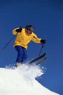 开心滑雪的女孩
