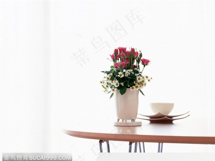摆在桌子上的玫瑰