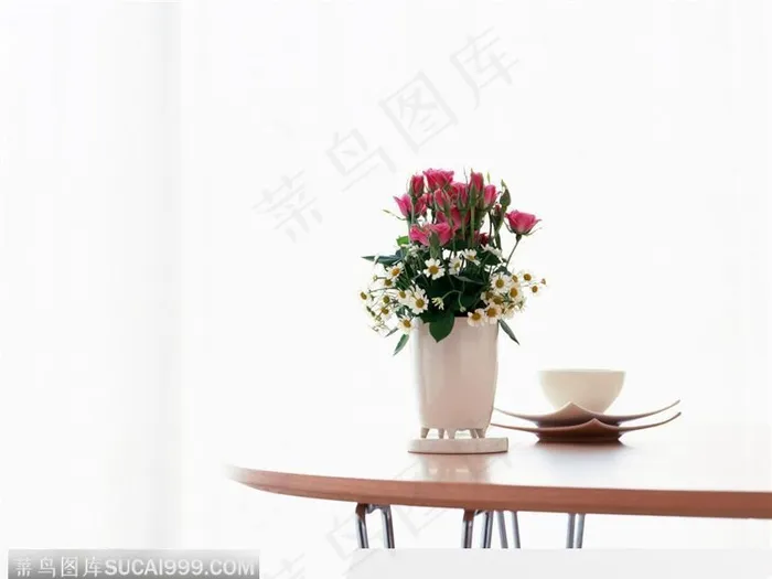 摆在桌子上的玫瑰
