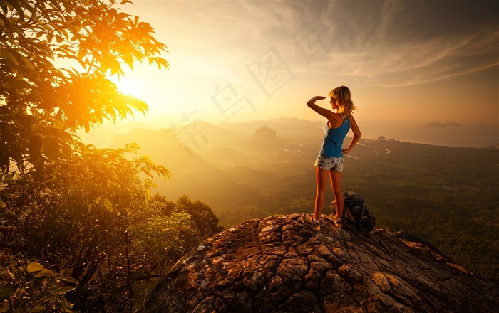 登上山顶看日落的美女高清图片