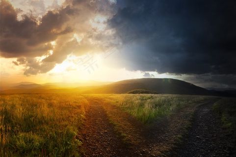 黄昏中空旷的原野高清图片