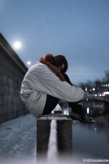 抱腿女生忧伤图片