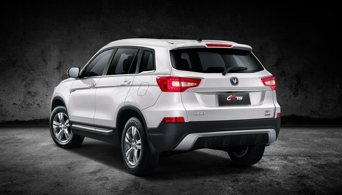 白色的长安CS75静态展示