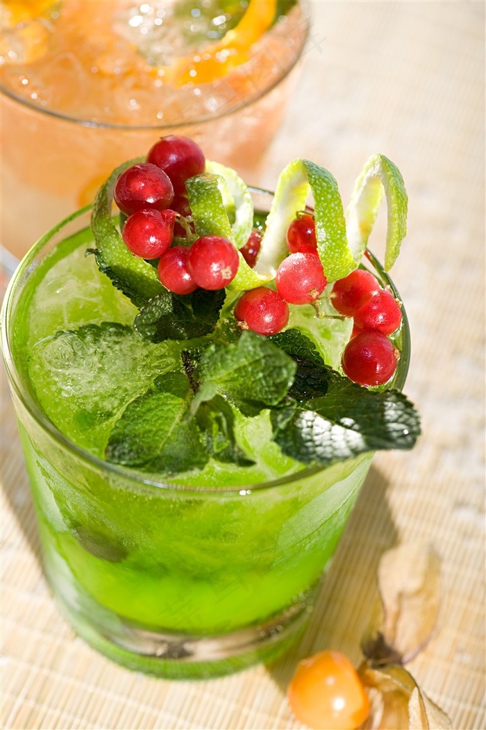 夏日阳光下的清凉消暑冰镇水果薄荷果汁饮品