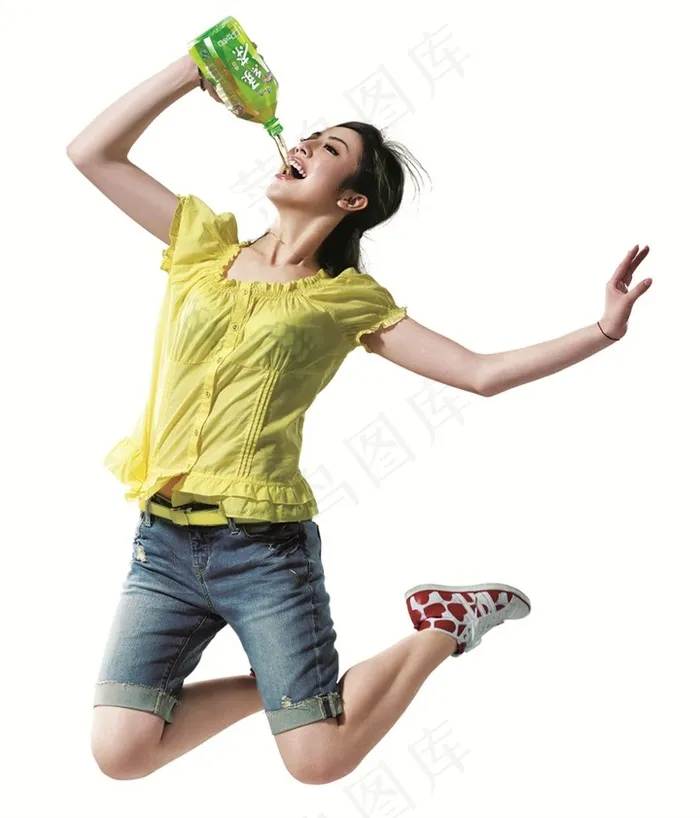 跪着喝饮料的美女