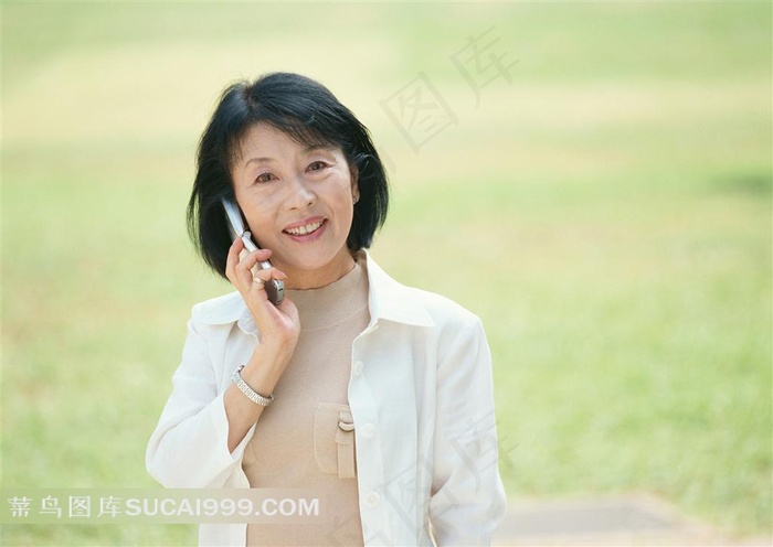 打电话的女性老人素材