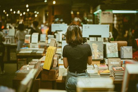 书店看书美女背影图片 书店看书美女背影图片