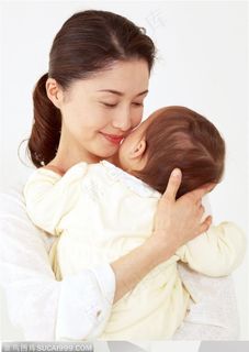 婴儿幼儿-母亲亲吻婴儿