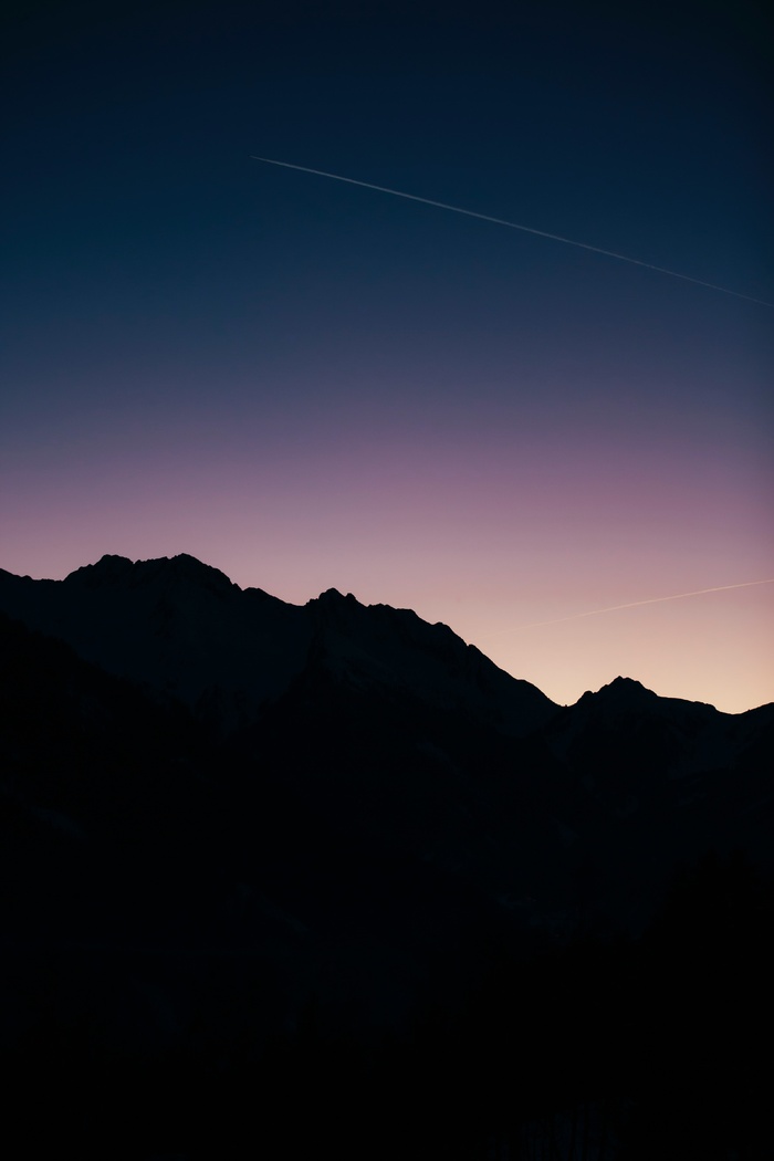 黑夜下的天空与山